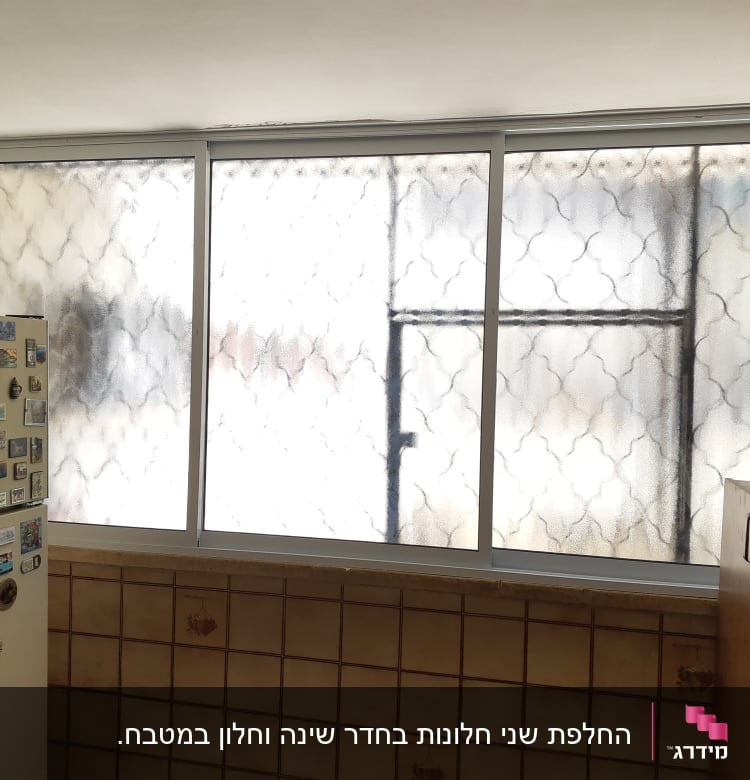 חלון אלומיניום עם זכוכית חלבית ודוגמה גיאומטרית